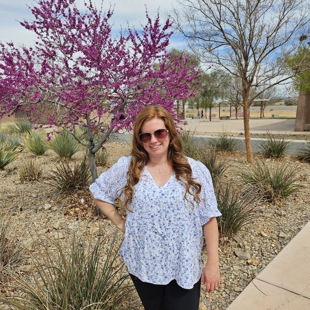 LOFT Floral White and Blue Women's Blouse - Picture 3 of 9